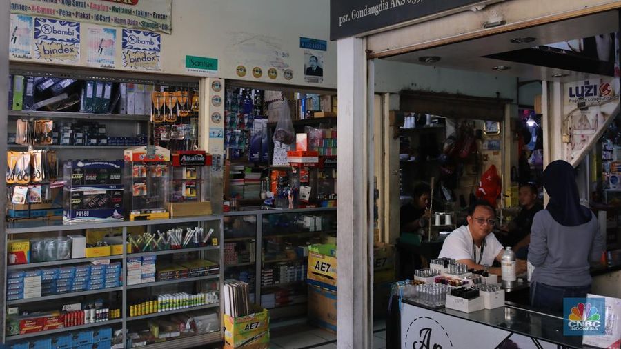 Suasana Pasar Gondangdia di kawasan Menteng, Jakarta, Senin (15/12/2025). Pedagang mengeluhkan sepinya sepinya pembeli yang berbelanja. (CNBC Indonesia/Faisal Rahman)