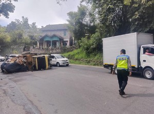 Truk Sampah Hendak ke TPA Sarimukti Terguling di Jalan Bandung-Cianjur