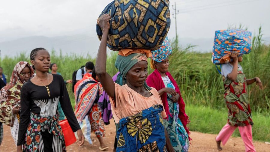 Warga asing yang terjebak selama bentrokan antara anggota Gerakan Aliansi Fleuve Congo AFC-M23 yang merebut kota Uvira dari Angkatan Bersenjata Republik Demokratik Kongo (FARDC), mengantre untuk menyeberangi titik perbatasan di Uvira, di tepi Danau Tanganyika, di provinsi Kivu Selatan, Republik Demokratik Kongo, 14 Desember 2025. (REUTERS/Stringer)