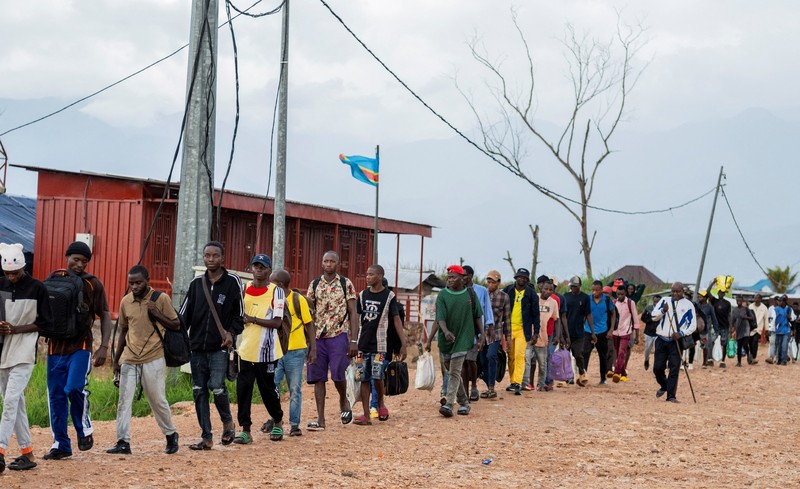 Warga asing yang terjebak selama bentrokan antara anggota Gerakan Aliansi Fleuve Congo AFC-M23 yang merebut kota Uvira dari Angkatan Bersenjata Republik Demokratik Kongo (FARDC), mengantre untuk menyeberangi titik perbatasan di Uvira, di tepi Danau Tanganyika, di provinsi Kivu Selatan, Republik Demokratik Kongo, 14 Desember 2025. (REUTERS/Stringer)