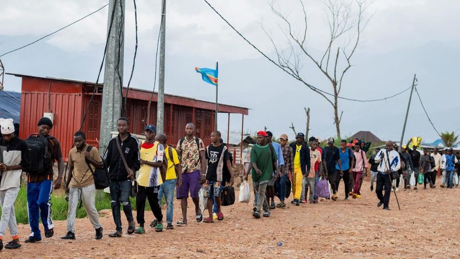 Warga asing yang terjebak selama bentrokan antara anggota Gerakan Aliansi Fleuve Congo AFC-M23 yang merebut kota Uvira dari Angkatan Bersenjata Republik Demokratik Kongo (FARDC), mengantre untuk menyeberangi titik perbatasan di Uvira, di tepi Danau Tanganyika, di provinsi Kivu Selatan, Republik Demokratik Kongo, 14 Desember 2025. (REUTERS/Stringer)