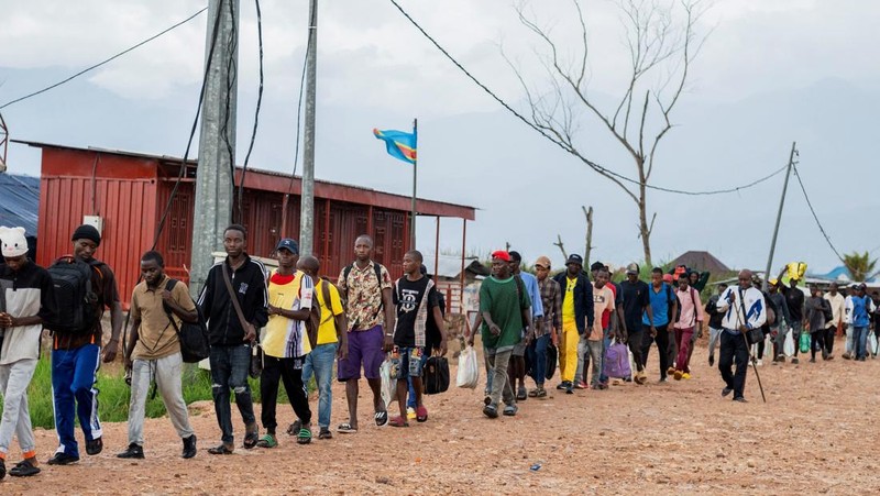 Warga asing yang terjebak selama bentrokan antara anggota Gerakan Aliansi Fleuve Congo AFC-M23 yang merebut kota Uvira dari Angkatan Bersenjata Republik Demokratik Kongo (FARDC), mengantre untuk menyeberangi titik perbatasan di Uvira, di tepi Danau Tanganyika, di provinsi Kivu Selatan, Republik Demokratik Kongo, 14 Desember 2025. (REUTERS/Stringer)