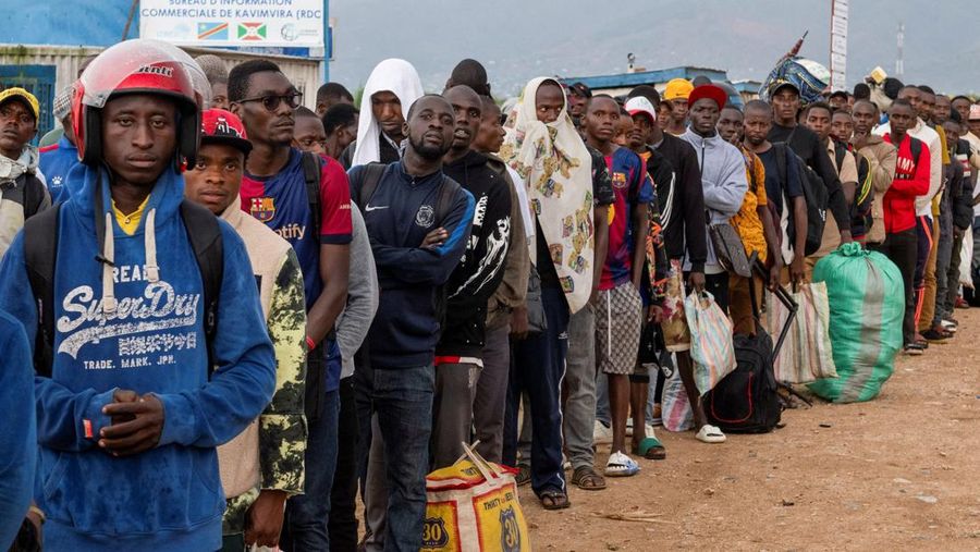 Warga asing yang terjebak selama bentrokan antara anggota Gerakan Aliansi Fleuve Congo AFC-M23 yang merebut kota Uvira dari Angkatan Bersenjata Republik Demokratik Kongo (FARDC), mengantre untuk menyeberangi titik perbatasan di Uvira, di tepi Danau Tanganyika, di provinsi Kivu Selatan, Republik Demokratik Kongo, 14 Desember 2025. (REUTERS/Stringer)