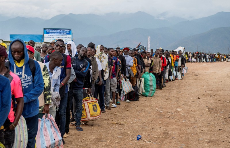 Warga asing yang terjebak selama bentrokan antara anggota Gerakan Aliansi Fleuve Congo AFC-M23 yang merebut kota Uvira dari Angkatan Bersenjata Republik Demokratik Kongo (FARDC), mengantre untuk menyeberangi titik perbatasan di Uvira, di tepi Danau Tanganyika, di provinsi Kivu Selatan, Republik Demokratik Kongo, 14 Desember 2025. (REUTERS/Stringer)