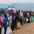 Warga asing yang terjebak selama bentrokan antara anggota Gerakan Aliansi Fleuve Congo AFC-M23 yang merebut kota Uvira dari Angkatan Bersenjata Republik Demokratik Kongo (FARDC), mengantre untuk menyeberangi titik perbatasan di Uvira, di tepi Danau T