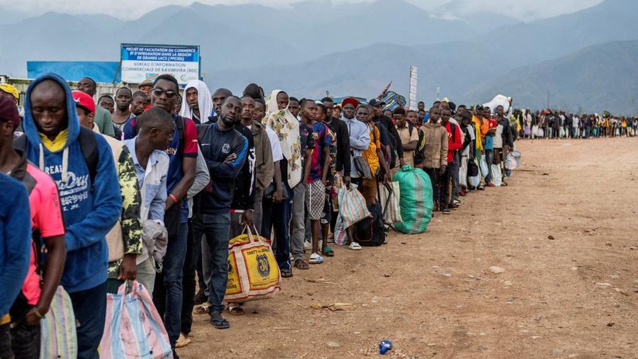 Warga asing yang terjebak selama bentrokan antara anggota Gerakan Aliansi Fleuve Congo AFC-M23 yang merebut kota Uvira dari Angkatan Bersenjata Republik Demokratik Kongo (FARDC), mengantre untuk menyeberangi titik perbatasan di Uvira, di tepi Danau Tanganyika, di provinsi Kivu Selatan, Republik Demokratik Kongo, 14 Desember 2025. (REUTERS/Stringer)