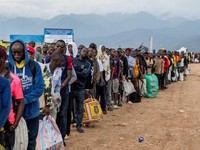 Warga asing yang terjebak selama bentrokan antara anggota Gerakan Aliansi Fleuve Congo AFC-M23 yang merebut kota Uvira dari Angkatan Bersenjata Republik Demokratik Kongo (FARDC), mengantre untuk menyeberangi titik perbatasan di Uvira, di tepi Danau T