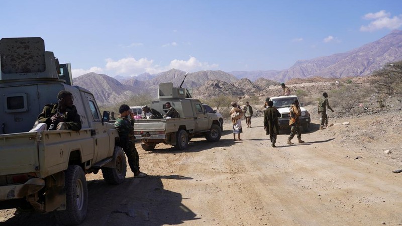 Para anggota pasukan kelompok separatis utama Yaman, Dewan Transisi Selatan, berkumpul di daerah pegunungan tempat mereka melancarkan operasi militer di provinsi selatan Abyan, Yaman, 15 Desember 2025. (REUTERS/Stringer)