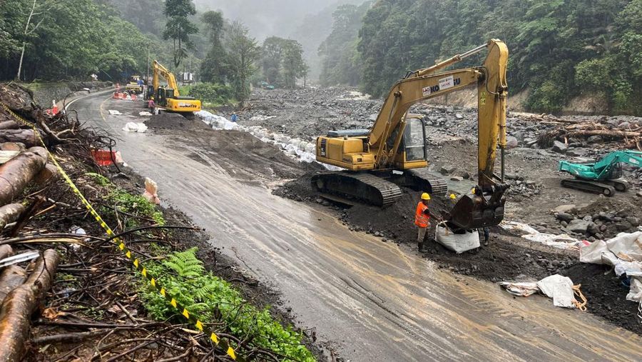 Badan Nasional Penanggulangan Bencana (BNPB) mendukung pelaksanaan uji coba fungsional Jalan Nasional Padang&ndash;Bukittinggi sebagai bagian dari upaya pemulihan konektivitas dan peningkatan keselamatan pengguna jalan pascabencana di Provinsi Sumatera Barat. (Dok. BNPB)