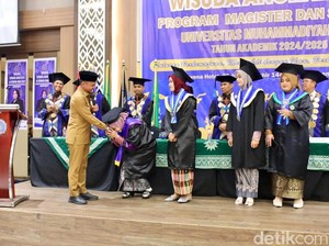 Andi Asman Beri Bantuan ke Mahasiswa Berprestasi-Kurang Mampu di UNIM Bone