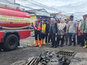 Banjir Muncar, Bupati Ipuk Kerahkan Alat Berat-Bagikan 1.500 Nasi Bungkus