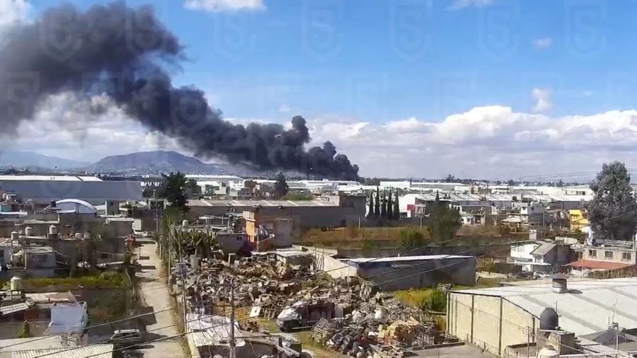 Cuplikan layar yang diambil dari video yang dibagikan menunjukkan asap mengepul setelah kecelakaan pesawat di Toluca, Meksiko, 15 Desember 2025. (C5 STATE OF MEXICO/Handout via REUTERS)