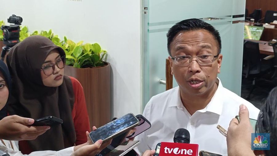 Deputi Bidang Koordinasi Tata Niaga dan Distribusi Pangan, Tatang Yuliono saat ditemui usai rapat di kantor Kemenko Pangan, Jakarta, Selasa (16/12/2025). (CNBC Indonesia/Martyasari Rizky)