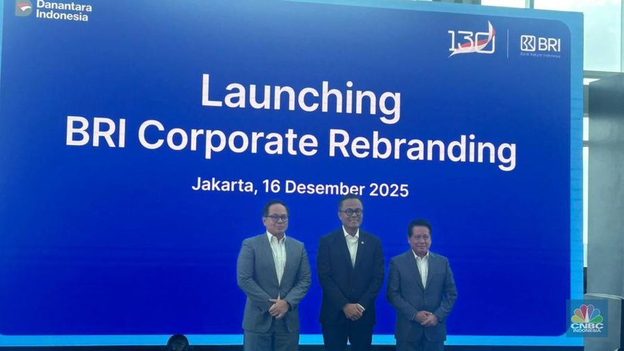 Dirut BRI Hery Gunardi, Komut BRI Kartika Wirjoatmodjo, dan COO Danantara Dony Oskaria saat Launching BRI Corporate Rebranding di Menara BRILiaN, Jakarta, Selasa (16/12/2025). (CNBC Indonesia/Zefanya Aprilia)