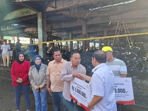 Pemprov DKI Beri Santunan Rp 5 Juta ke 121 Pedagang Pasar Kramat Jati