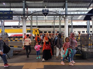 37 Ribu Penumpang Naik Kereta Api dari Daop 8 Surabaya Hari Ini