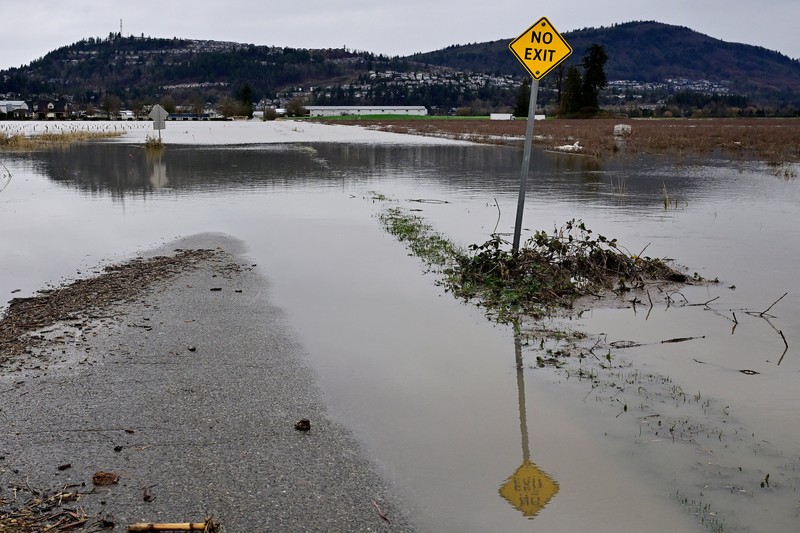 Sebuah tayangan drone menunjukkan area yang tergenang banjir akibat luapan Sungai Green, setelah beberapa aliran atmosfer membawa hujan dan banjir ke wilayah Pasifik Barat Laut, di Kent, Washington, AS, 15 Desember 2025. (REUTERS/David Ryder)