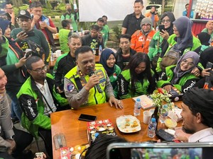 Nongkrong Bareng Ojol di Surabaya, Kakorlantas Sampaikan Pesan Kapolri