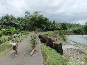 Jembrana Diterjang Bencana, Sejumlah Senderan Jalan dan Irigasi Ambrol