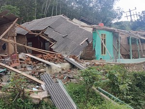 Bencana Pergerakan Tanah Lumpuhkan Akses Warga di Sukabumi