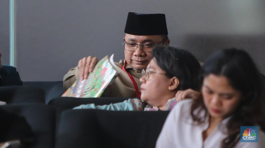 Mantan Menteri Agama RI periode 2020-2023 Yaqut Coulil Qoumas (YCQ) tiba di Gedung Merah Putih Komisi Pemberantasan Korupsi (KPK), Jakarta, Selasa (16/12/2025). (CNBC Indonesia/Faisal Rahman)