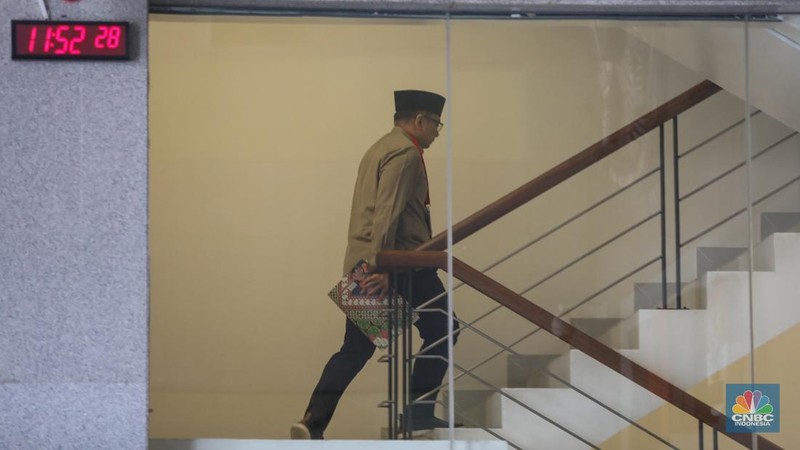 Mantan Menteri Agama RI periode 2020-2023 Yaqut Coulil Qoumas (YCQ) tiba di Gedung Merah Putih Komisi Pemberantasan Korupsi (KPK), Jakarta, Selasa (16/12/2025). (CNBC Indonesia/Faisal Rahman)