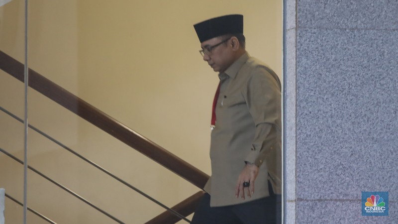 Mantan Menteri Agama RI periode 2020-2023 Yaqut Coulil Qoumas (YCQ) tiba di Gedung Merah Putih Komisi Pemberantasan Korupsi (KPK), Jakarta, Selasa (16/12/2025). (CNBC Indonesia/Faisal Rahman)