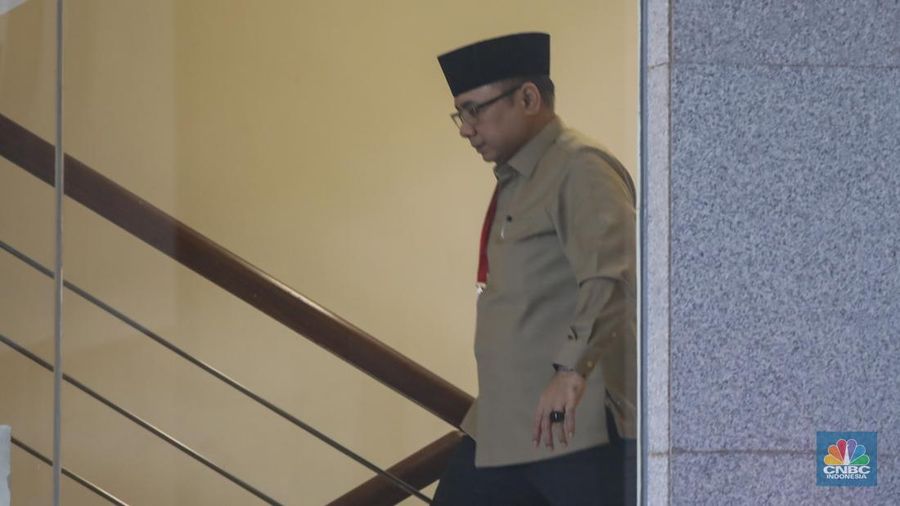 Mantan Menteri Agama RI periode 2020-2023 Yaqut Coulil Qoumas (YCQ) tiba di Gedung Merah Putih Komisi Pemberantasan Korupsi (KPK), Jakarta, Selasa (16/12/2025). (CNBC Indonesia/Faisal Rahman)