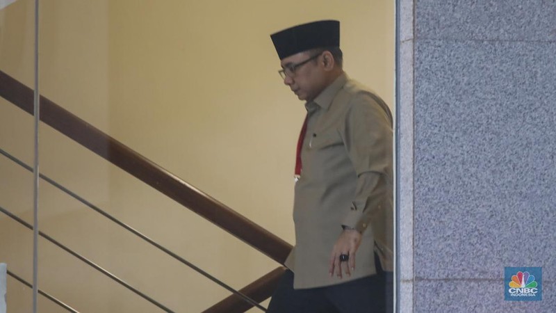 Mantan Menteri Agama RI periode 2020-2023 Yaqut Coulil Qoumas (YCQ) tiba di Gedung Merah Putih Komisi Pemberantasan Korupsi (KPK), Jakarta, Selasa (16/12/2025). (CNBC Indonesia/Faisal Rahman)