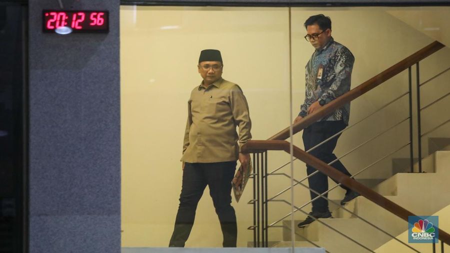 Mantan Menteri Agama, Yaqut Cholil Qoumas usai menjalani pemeriksaan di Gedung Merah Putih KPK, Jakarta, Selasa (16/12/2025). (CNBC Indonesia/Faisal Rahman)