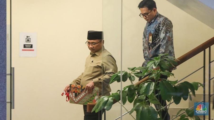 Mantan Menteri Agama, Yaqut Cholil Qoumas usai menjalani pemeriksaan di Gedung Merah Putih KPK, Jakarta, Selasa (16/12/2025). (CNBC Indonesia/Faisal Rahman)