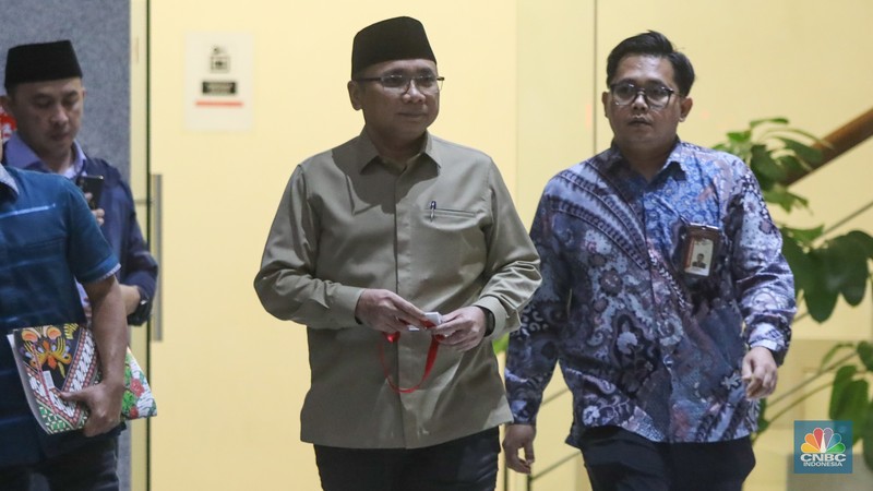 Mantan Menteri Agama, Yaqut Cholil Qoumas usai menjalani pemeriksaan di Gedung Merah Putih KPK, Jakarta, Selasa (16/12/2025). (CNBC Indonesia/Faisal Rahman)