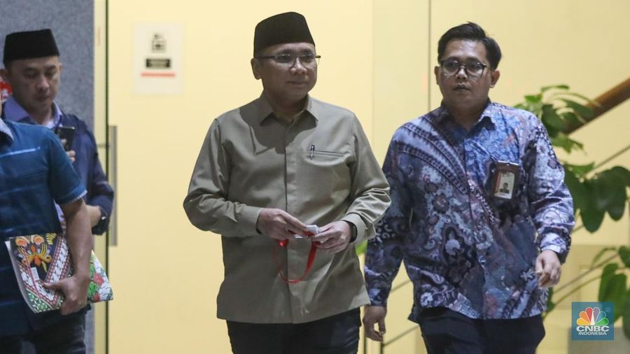 Mantan Menteri Agama, Yaqut Cholil Qoumas usai menjalani pemeriksaan di Gedung Merah Putih KPK, Jakarta, Selasa (16/12/2025). (CNBC Indonesia/Faisal Rahman)