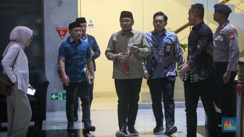 Mantan Menteri Agama, Yaqut Cholil Qoumas usai menjalani pemeriksaan di Gedung Merah Putih KPK, Jakarta, Selasa (16/12/2025). (CNBC Indonesia/Faisal Rahman)