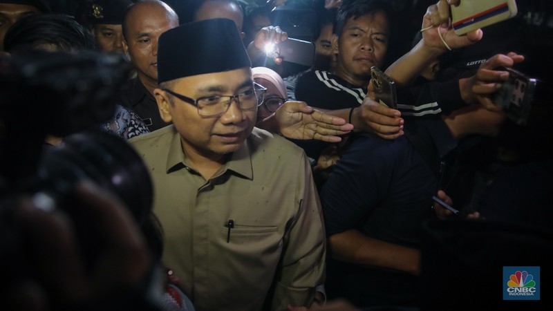 Mantan Menteri Agama, Yaqut Cholil Qoumas usai menjalani pemeriksaan di Gedung Merah Putih KPK, Jakarta, Selasa (16/12/2025). (CNBC Indonesia/Faisal Rahman)
