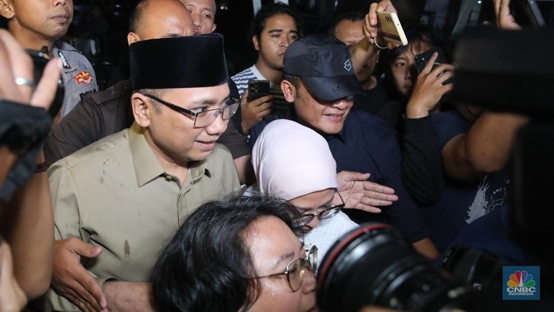 Mantan Menteri Agama, Yaqut Cholil Qoumas usai menjalani pemeriksaan di Gedung Merah Putih KPK, Jakarta, Selasa (16/12/2025). (CNBC Indonesia/Faisal Rahman)