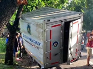 Video Boks Mobil MBG Nyangkut Pohon Sampai Terlepas di Depok