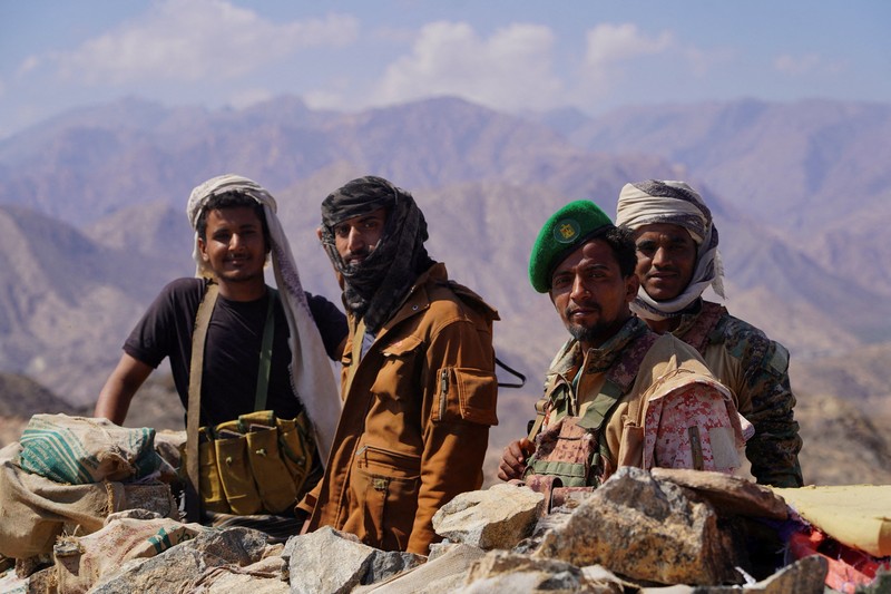 Para anggota pasukan kelompok separatis utama Yaman, Dewan Transisi Selatan, berkumpul di daerah pegunungan tempat mereka melancarkan operasi militer di provinsi selatan Abyan, Yaman, 15 Desember 2025. (REUTERS/Stringer)