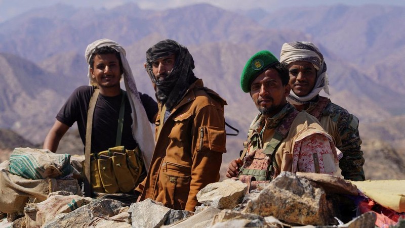 Para anggota pasukan kelompok separatis utama Yaman, Dewan Transisi Selatan, berkumpul di daerah pegunungan tempat mereka melancarkan operasi militer di provinsi selatan Abyan, Yaman, 15 Desember 2025. (REUTERS/Stringer)