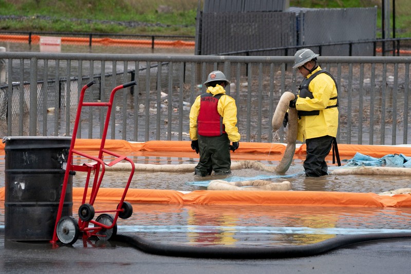 Sebuah tayangan drone menunjukkan area yang tergenang banjir akibat luapan Sungai Green, setelah beberapa aliran atmosfer membawa hujan dan banjir ke wilayah Pasifik Barat Laut, di Kent, Washington, AS, 15 Desember 2025. (REUTERS/David Ryder)