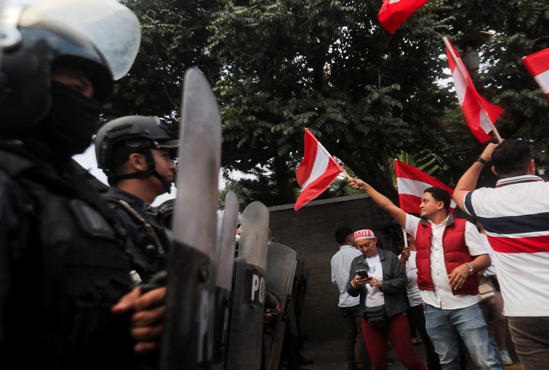 Para pendukung calon presiden Salvador Nasralla dari Partai Liberal berunjuk rasa di depan polisi anti huru hara, lebih dari dua minggu setelah pemilihan presiden, karena penghitungan suara masih terhenti di tengah surat suara yang belum dihitung, tuduhan kecurangan, dan kegagalan sistem pemilu, di Tegucigalpa, Honduras, 15 Desember 2025. (REUTERS/Fredy Rodriguez)
