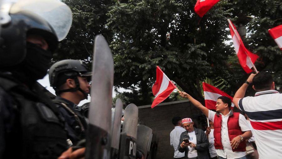 Para pendukung calon presiden Salvador Nasralla dari Partai Liberal berunjuk rasa di depan polisi anti huru hara, lebih dari dua minggu setelah pemilihan presiden, karena penghitungan suara masih terhenti di tengah surat suara yang belum dihitung, tuduhan kecurangan, dan kegagalan sistem pemilu, di Tegucigalpa, Honduras, 15 Desember 2025. (REUTERS/Fredy Rodriguez)