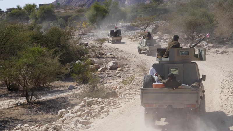 Para anggota pasukan kelompok separatis utama Yaman, Dewan Transisi Selatan, berkumpul di daerah pegunungan tempat mereka melancarkan operasi militer di provinsi selatan Abyan, Yaman, 15 Desember 2025. (REUTERS/Stringer)