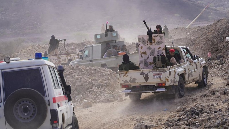 Para anggota pasukan kelompok separatis utama Yaman, Dewan Transisi Selatan, berkumpul di daerah pegunungan tempat mereka melancarkan operasi militer di provinsi selatan Abyan, Yaman, 15 Desember 2025. (REUTERS/Stringer)