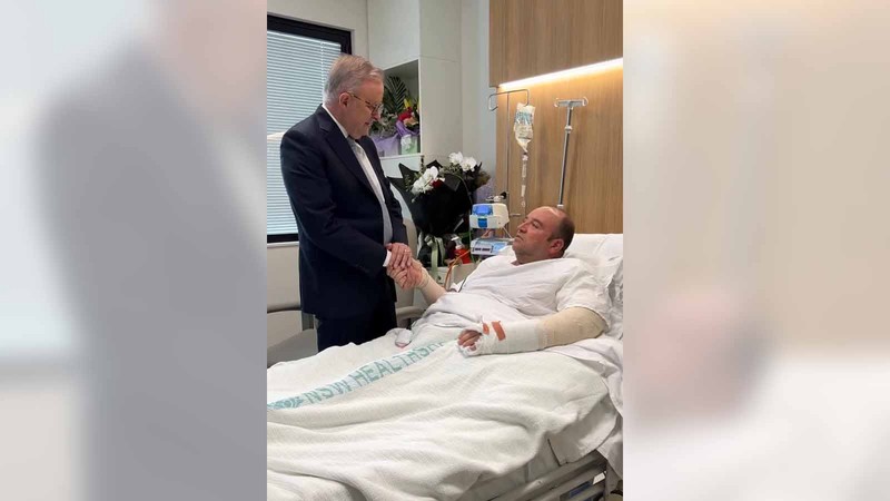 Perdana Menteri Australia Anthony Albanese menjenguk Ahmed al Ahmed, 43 tahun, seorang Muslim yang menerjang pelaku bersenjata di tengah kepanikan massal mengubah jalannya tragedi penembakan paling mematikan di Australia. (Instagram/albomp)