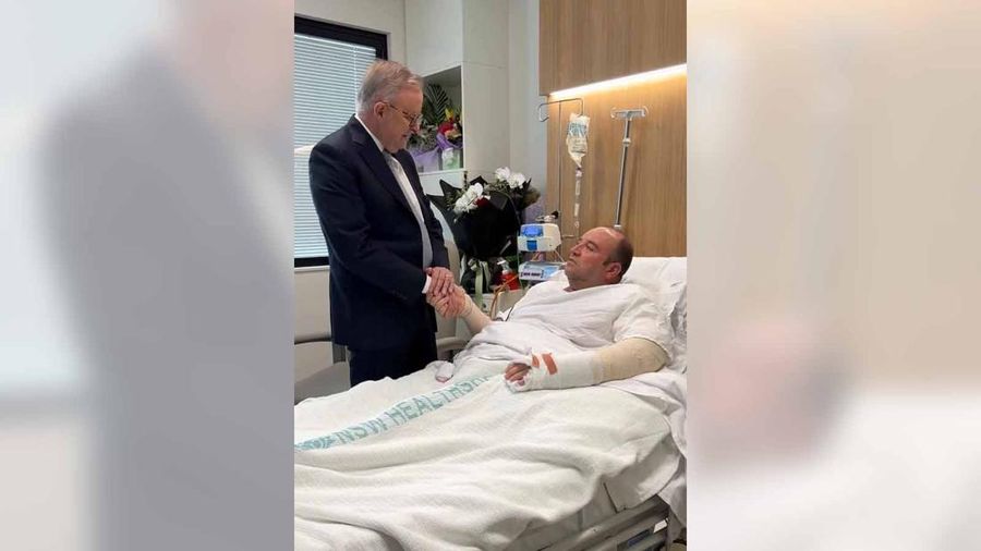 Perdana Menteri Australia Anthony Albanese menjenguk Ahmed al Ahmed, 43 tahun, seorang Muslim yang menerjang pelaku bersenjata di tengah kepanikan massal mengubah jalannya tragedi penembakan paling mematikan di Australia. (Instagram/albomp)