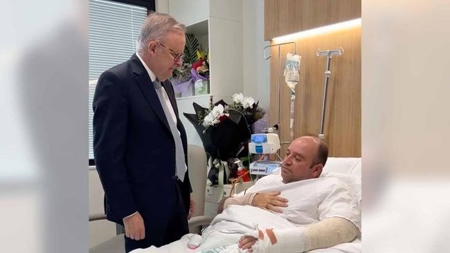 Momen Pahlawan Muslim Penembakan Massal Yahudi Dijenguk PM Australia