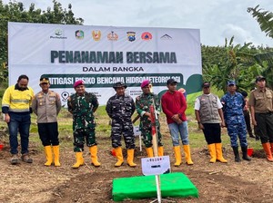 Cegah Bencana, Perhutani hingga PT BSI Tanam 5.500 Bibit di Banyuwangi