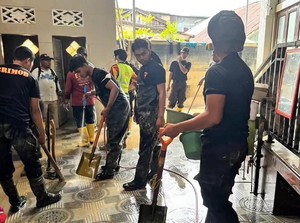 Aksi Polisi Bersihkan Masjid Raya AlFurqan Aceh Tamiang, Warga Kini Bisa Salat
