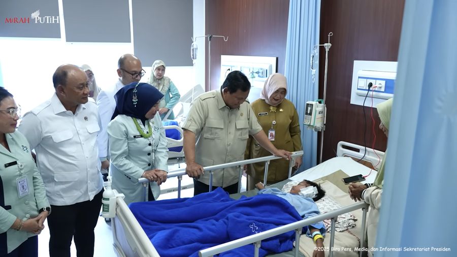 Presiden Prabowo Jenguk Siswa dan Guru SDN Kalibaru 01 Cilincing, RS Koja Jakarta, 16 Desember 2025. (Tangkapan layar YouTube Setpres RI)